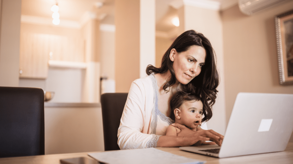 Mãe atípica trabalhando em seu negócio online com flexibilidade