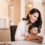 Mãe atípica trabalhando em seu negócio online com flexibilidade