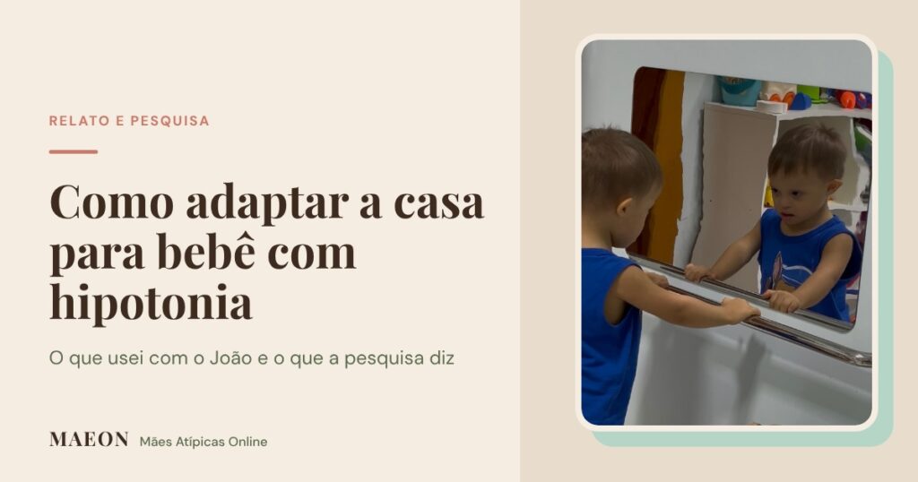 Capa do artigo: Como adaptar a casa para bebê com hipotonia, com a foto do João em pé na barra olhando para o espelho