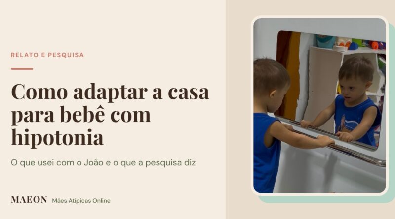 Capa do artigo: Como adaptar a casa para bebê com hipotonia, com a foto do João em pé na barra olhando para o espelho